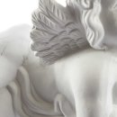 Liegender Engel aus Keramik in verschiedenen Farben
