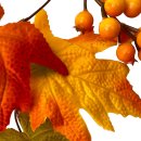 Herbstliche Deko Girlande mit Laub und Beeren