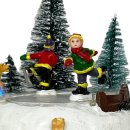 Weihnachtsspiel mit Beleuchtung Kinder auf der Eislaufbahn